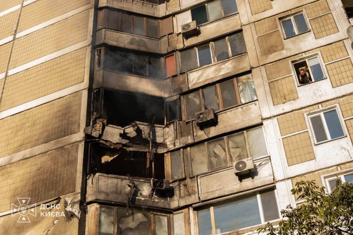 Наслідки ворожої атаки у Дарницькому районі: уламок влучив у житловий будинок