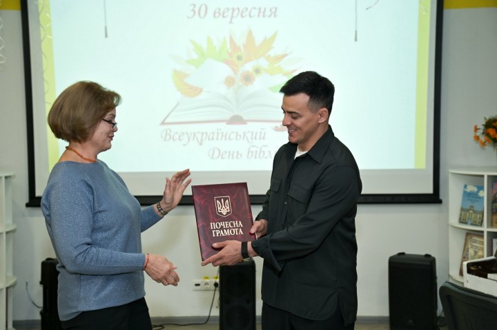 Голова Святошинської РДА Георгій Зантарая привітав бібліотекарів з нагоди Всеукраїнського дня бібліотек