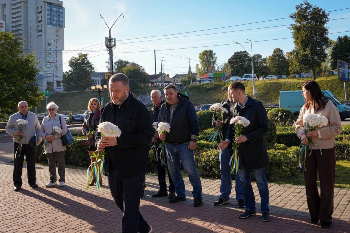 ШАНА ЗАХИСНИКАМ І ЗАХИСНИЦЯМ УКРАЇНИ