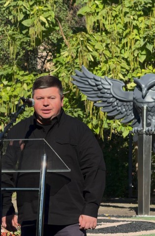 У День захисників і захисниць України, на Подолі в сквері на Щекавицькій, встановили пам’ятний знак Департаменту активних дій Головного управління розвідки Міністерства оборони України.