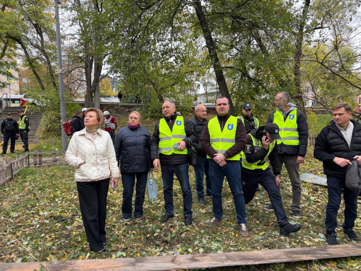 У Печерському районі внаслідок ворожої атаки зафіксовано падіння БпЛА на відкритій території поблизу п’ятиповерхового житлового будинку.