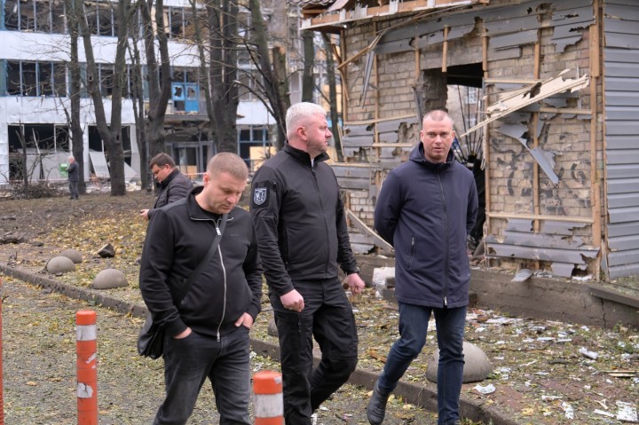 Наслідки масованої атаки 19 жовтня на Солом’янський район: пошкоджене житло та контакти для допомоги