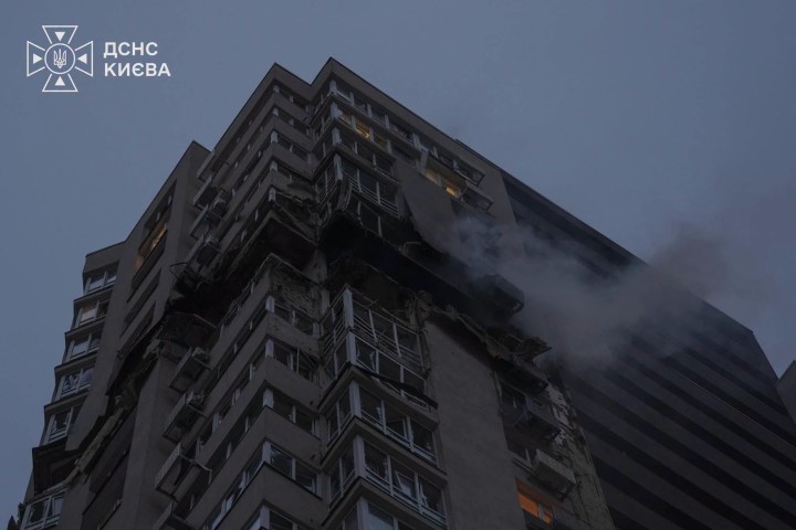 У Святошинському районі Києва внаслідок ранкової російської атаки загинули двоє людей