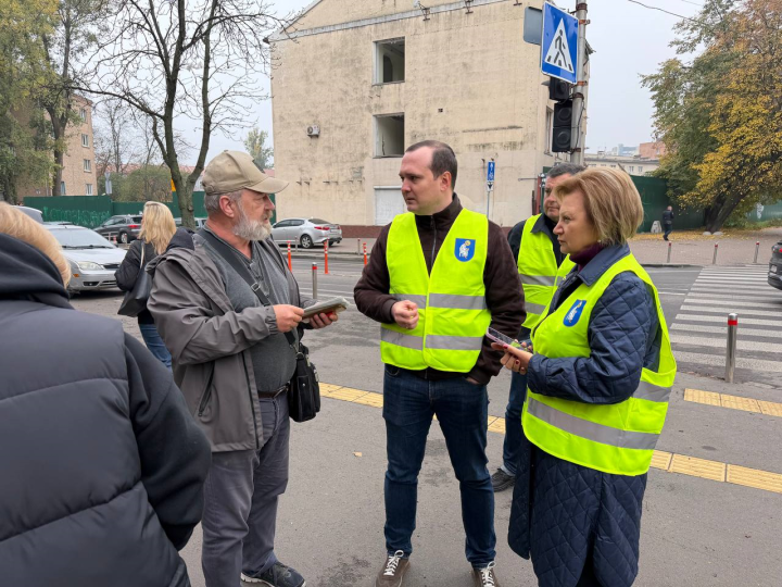 Внаслідок пошкодження житлових будинків сьогоднішньої ворожої атаки на столицю для мешканців організовано роботу пунктів допомоги безпосередньо поблизу постраждалих будинків за адресою: вул. Князів Острозьких, 41/8