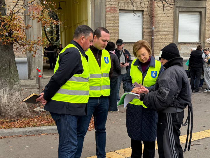 22 житлові будинки з пошкодженими вікнами — такі наслідки ворожої атаки на Печерський район 22 жовтня.