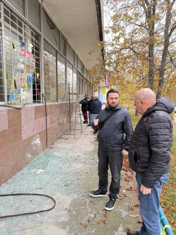 У Дніпровському районі пошкоджено вікна в житлових будинках і медичному закладі, а також нежитлові будівлі