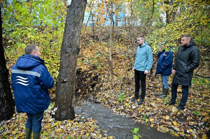 Сьогодні у Святошинському районі провели виїзне засідання комісії з питань ТЕБ та НС щодо зменшення інтенсивності поверхневого стоку дощових вод на вулиці Шепетівській