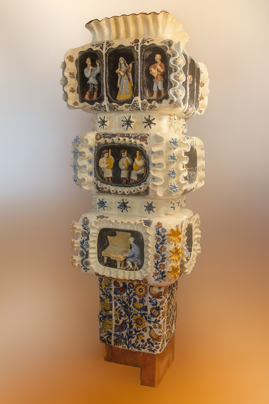 Чотиригранна колона із зображеннями музикантів